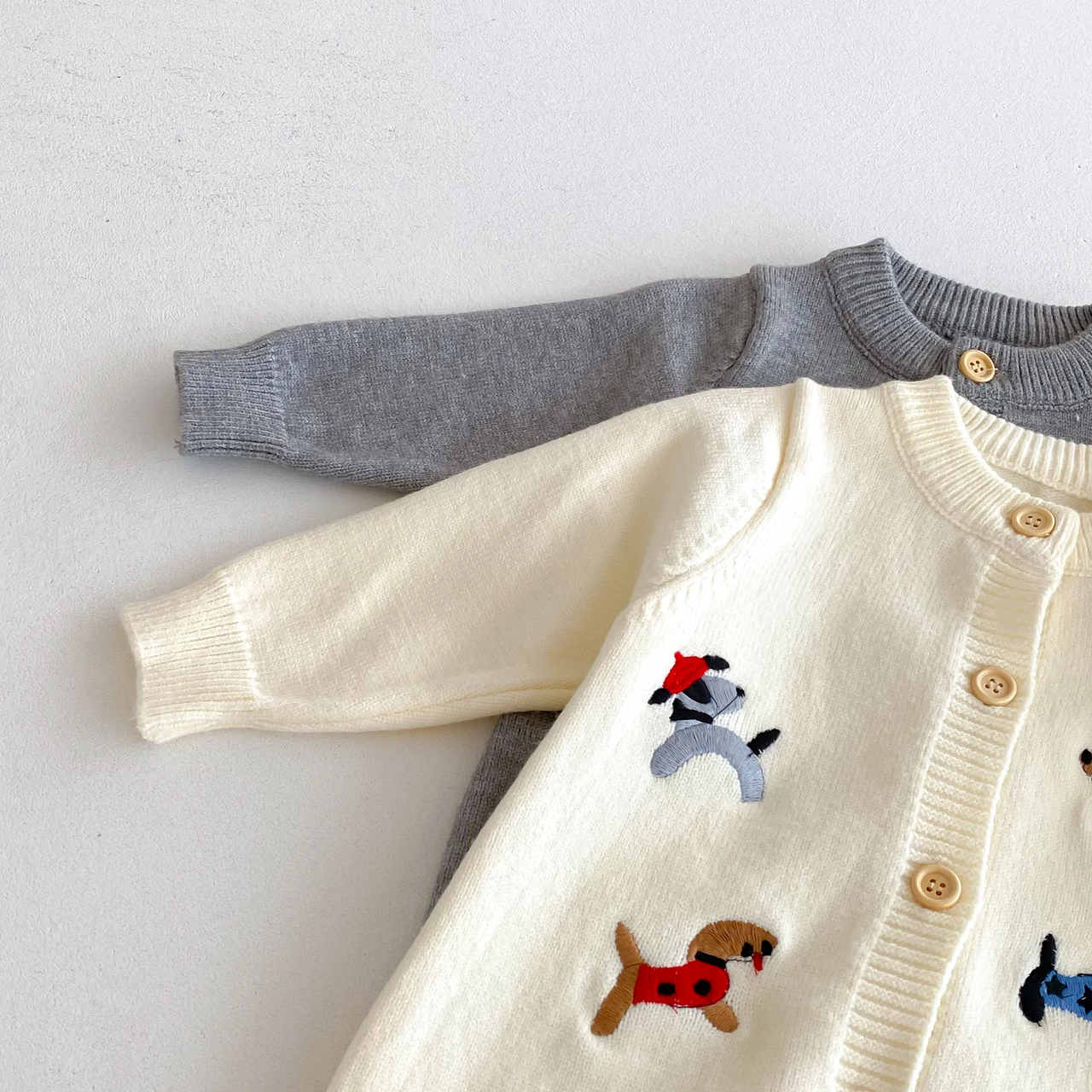 PlayfulKnit – Soft & Cute – Knitted Baby Jumpsuit with Dog Print