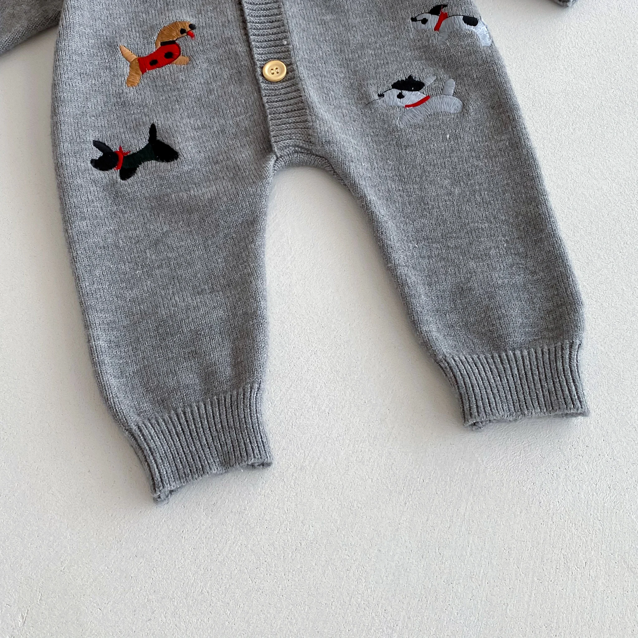 PlayfulKnit – Soft & Cute – Knitted Baby Jumpsuit with Dog Print