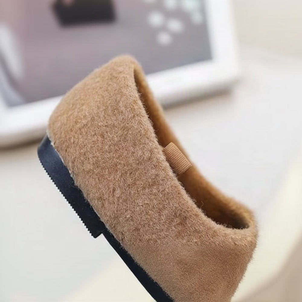SoftSteps –  Warm & Soft – Girls' Shoes with a Plush Pom-Pom